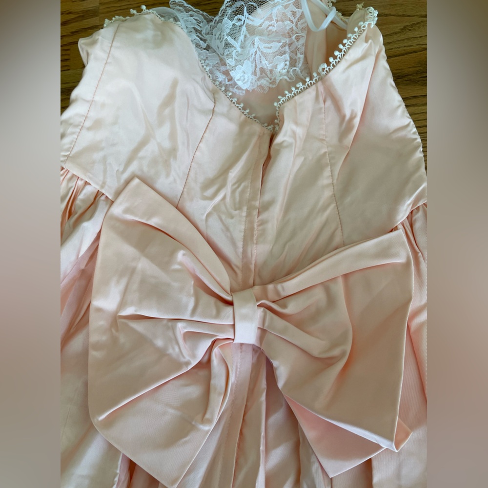 Vintage Elegant Peach Dress with White Lace Details - Picture 6 of 12